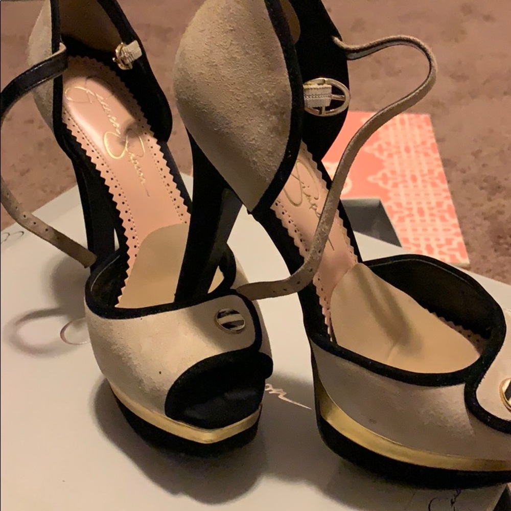 Women’s sued pep toe heels